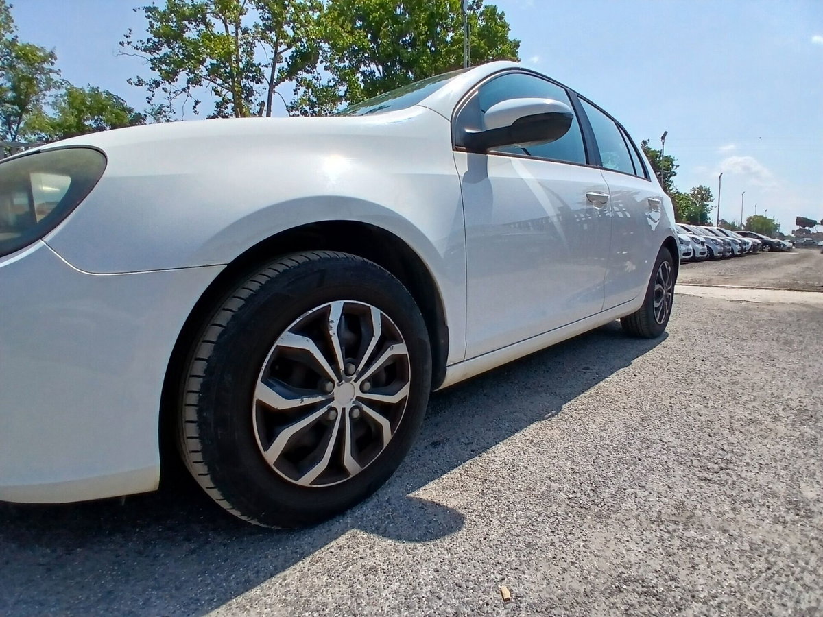Volkswagen Golf 1.6 TDI DPF 5p. Comfortline (9)