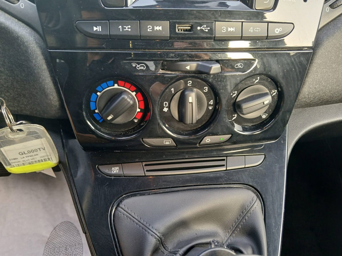 Lancia Ypsilon 1.0 FireFly 5 porte S&S Hybrid Ecochic Silver (14)