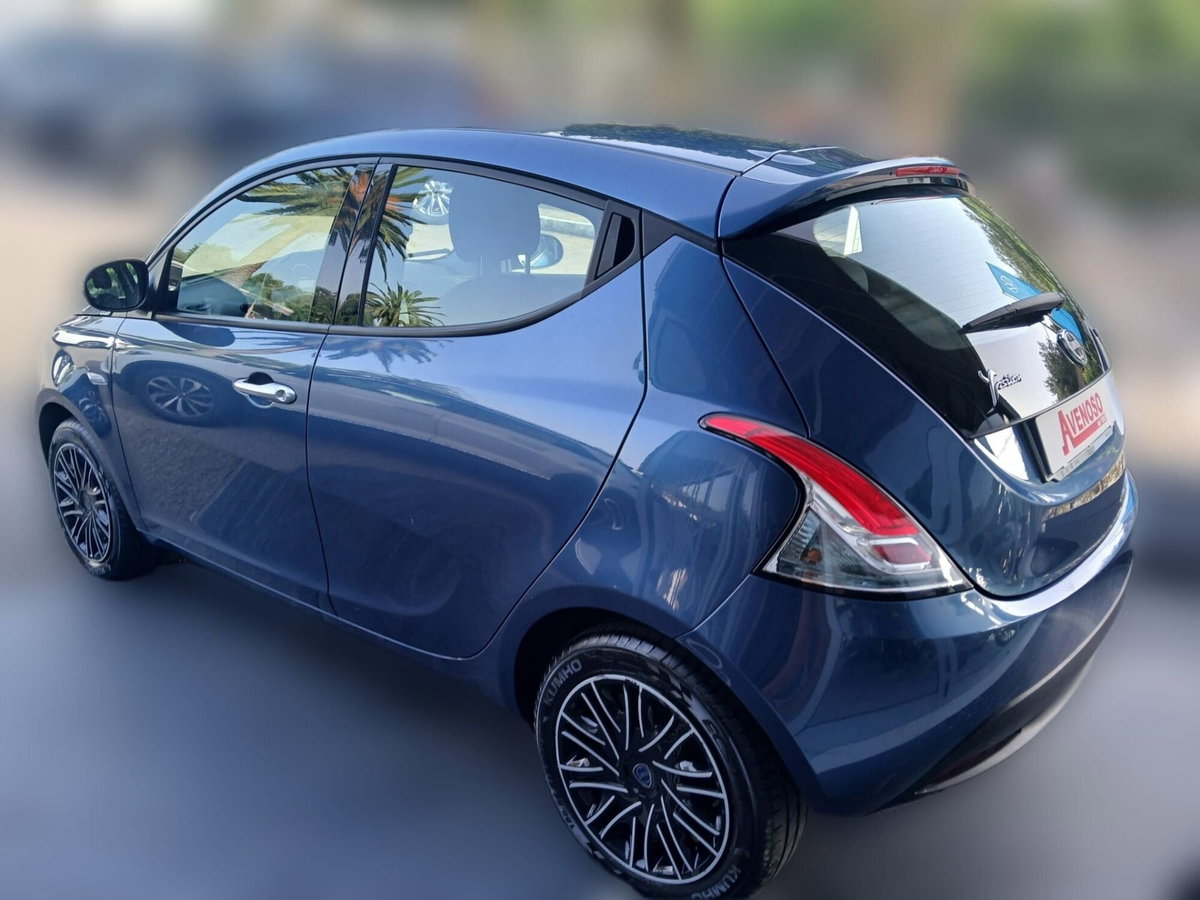 Lancia Ypsilon 1.0 FireFly 5 porte S&S Hybrid Ecochic Silver (3)