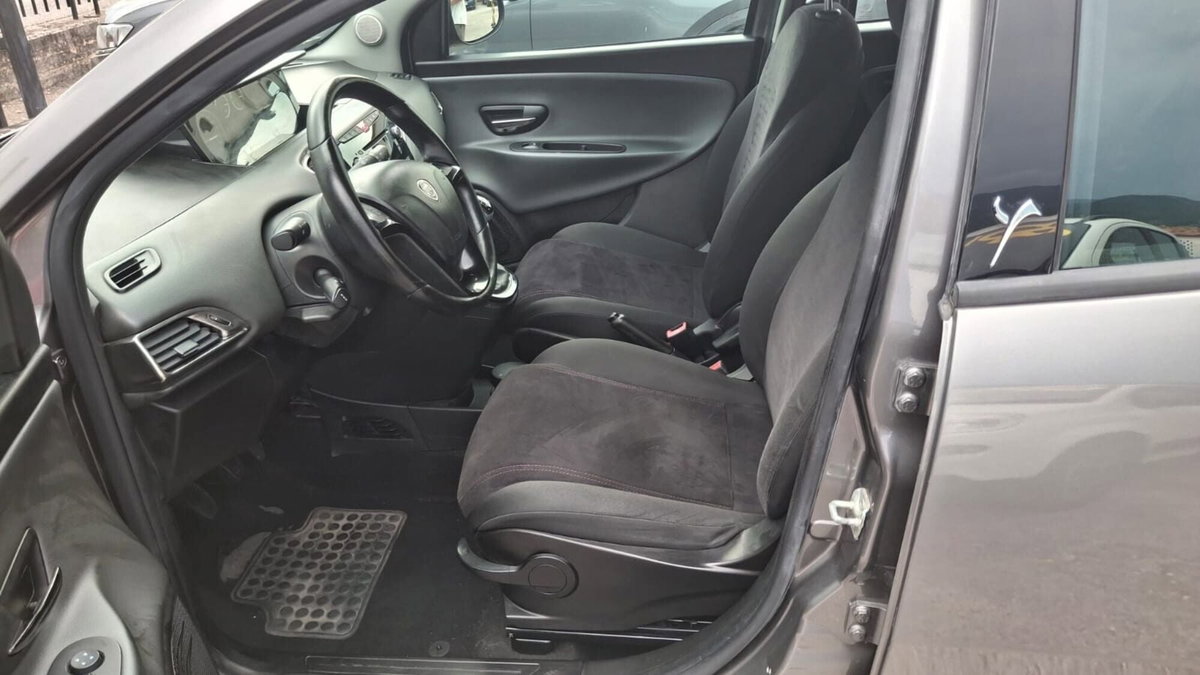 Lancia Ypsilon 1.2 69 CV 5 porte Gold (2)
