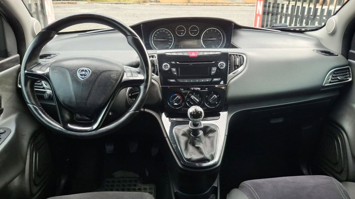 Lancia Ypsilon 1.2 69 CV 5 porte Gold (8)