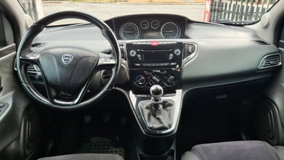 Lancia Ypsilon 1.2 69 CV 5 porte Gold (8)