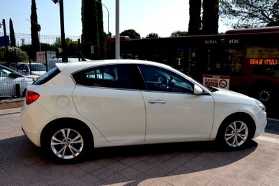 Alfa Romeo Giulietta 1.6 JTDm-2 Distinctive (13)