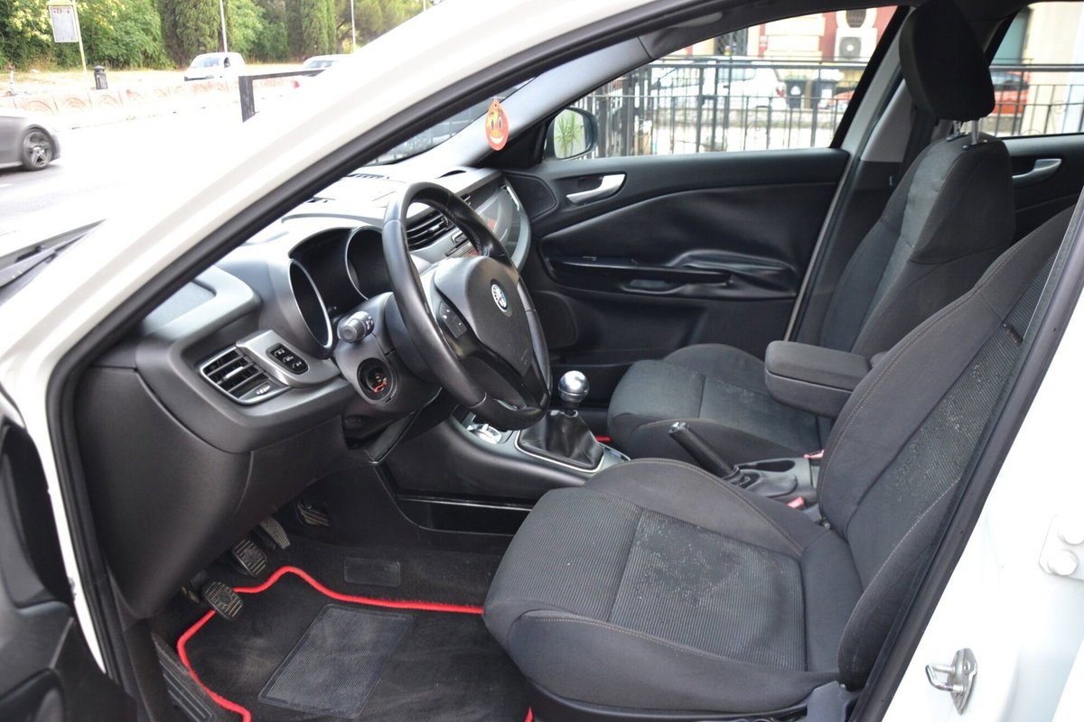 Alfa Romeo Giulietta 1.6 JTDm-2 Distinctive (17)