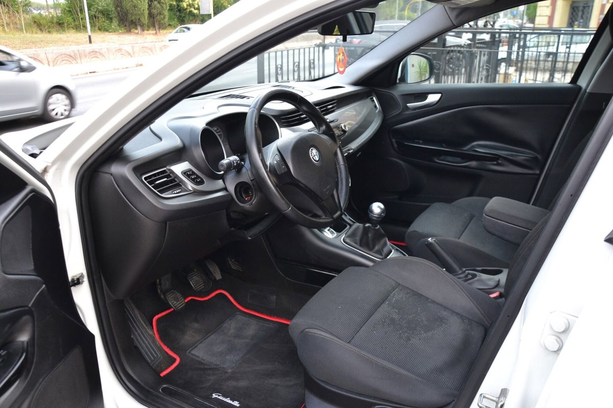 Alfa Romeo Giulietta 1.6 JTDm-2 Distinctive (6)
