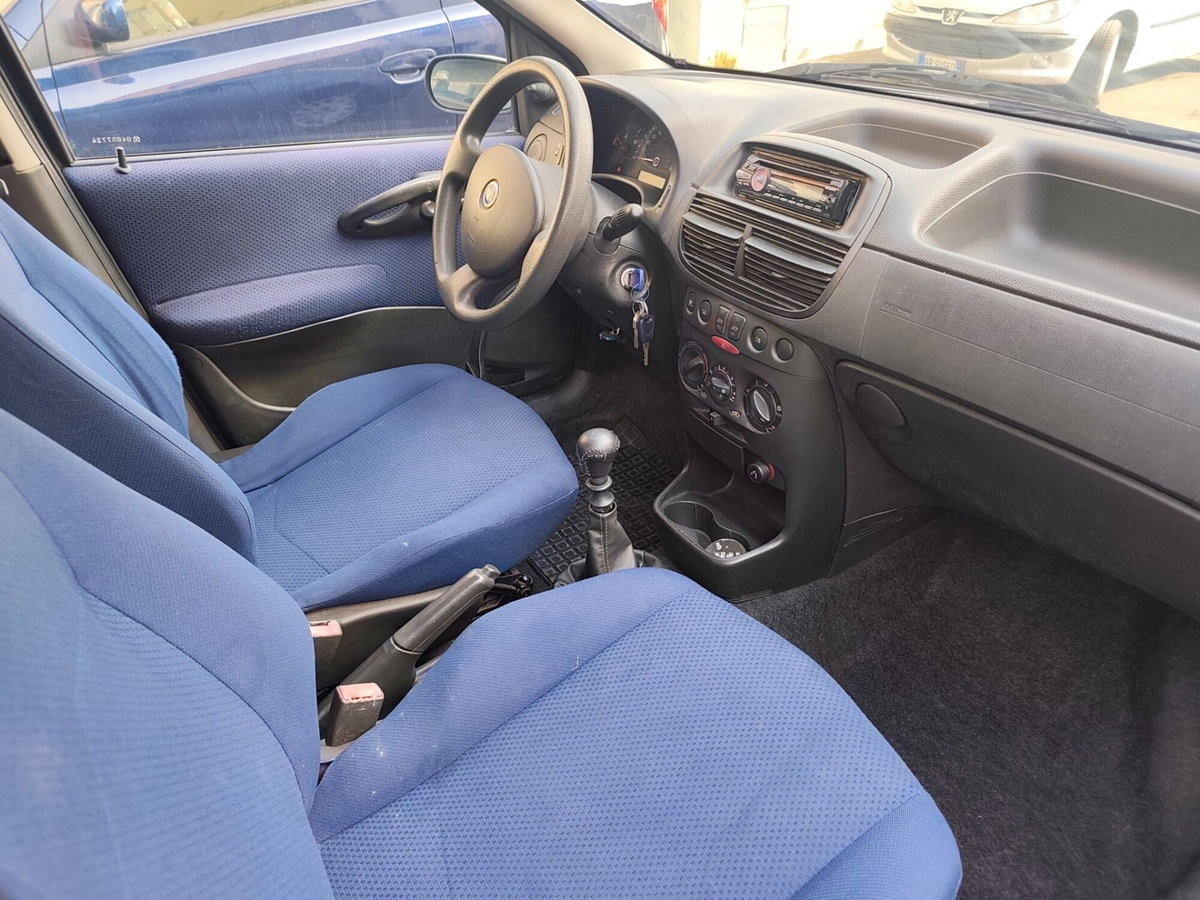 Fiat Punto 1.2i cat 5 porte ELX (8)
