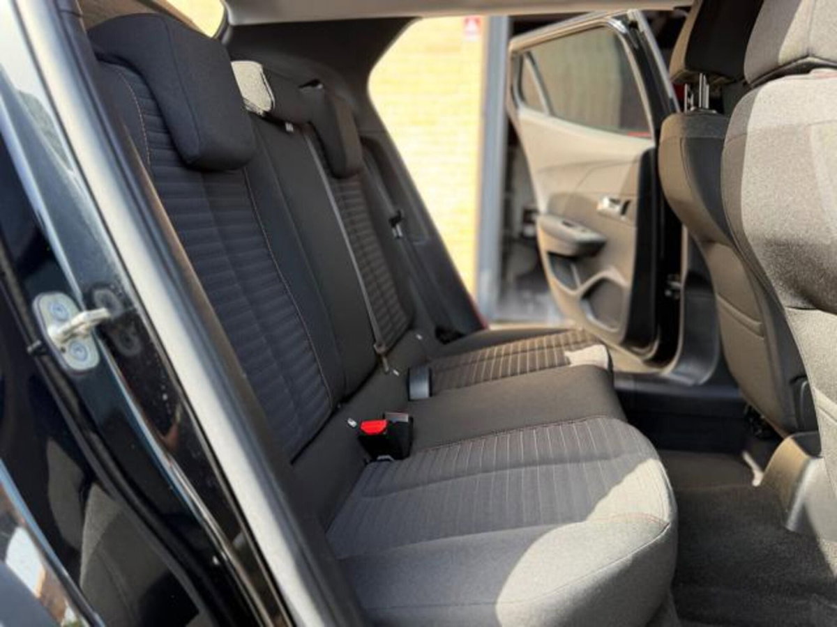 Peugeot 2008 PureTech 130 S&S EAT8 Active Pack (8)