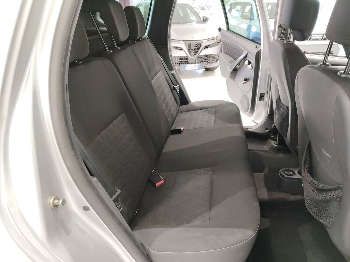 Dacia Duster 1.5 dCi 110CV 4x4 Ambiance (6)