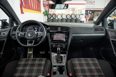Volkswagen Golf 2.0 tsi GTI MT Ultimate 245cv (2)