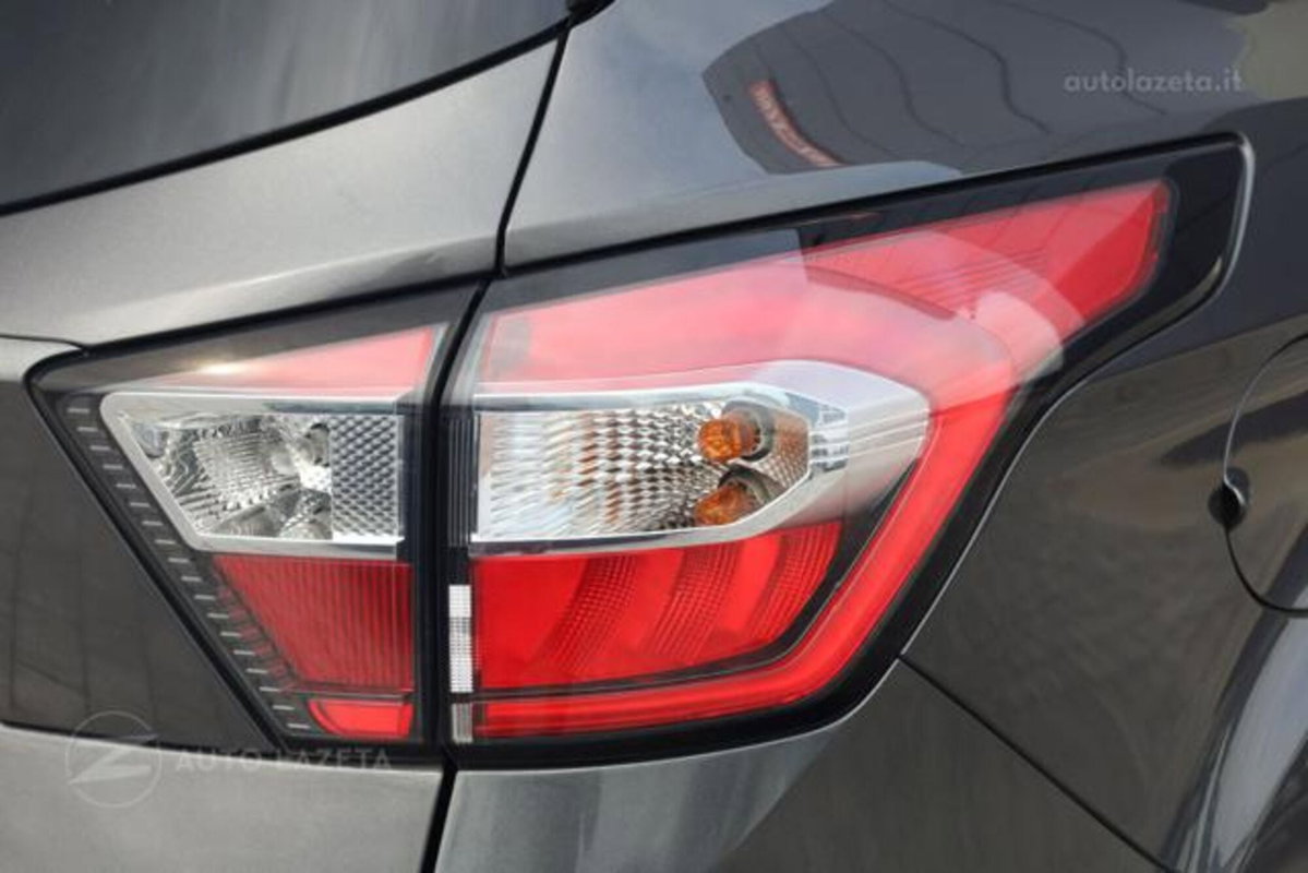 Ford Kuga 2.0 TDCI 150 CV S&S 4WD Titanium X (17)