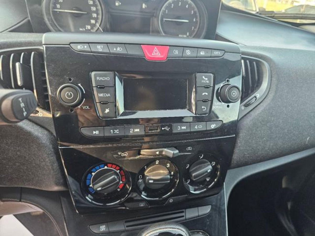 Lancia Ypsilon 1.0 FireFly 5 porte S&S Hybrid Ecochic Silver (11)