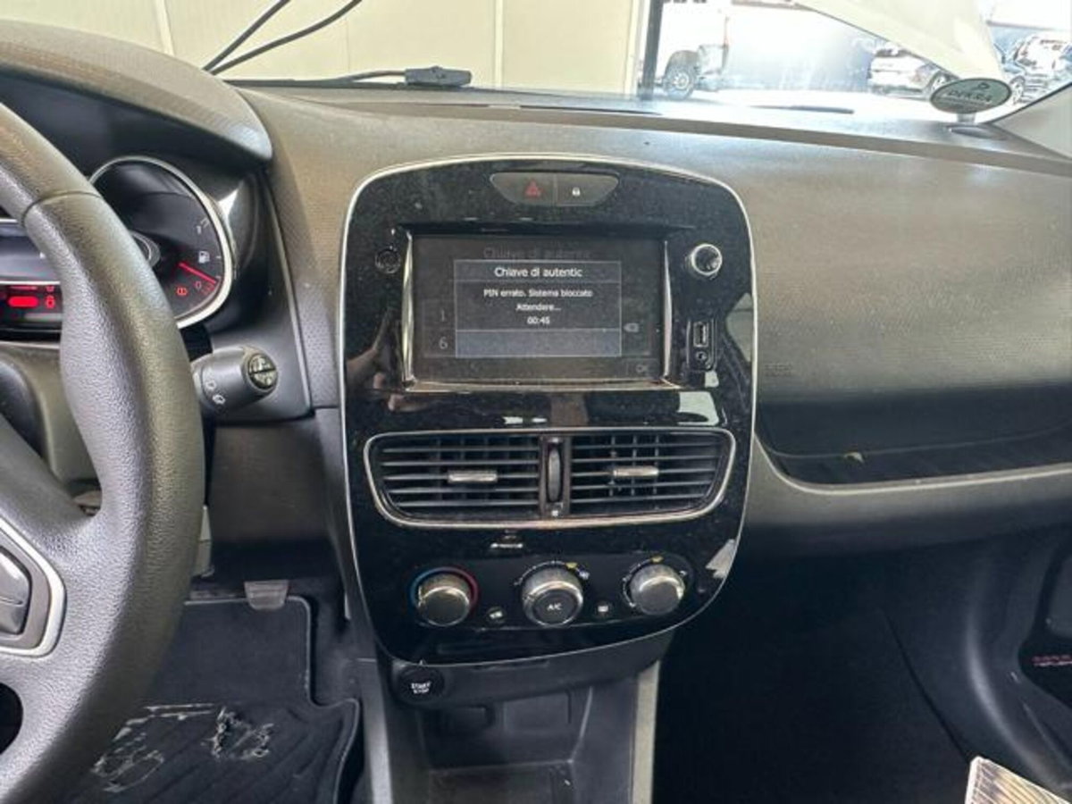 Renault Clio TCe 12V 90 CV GPL 5 porte Moschino Zen (17)