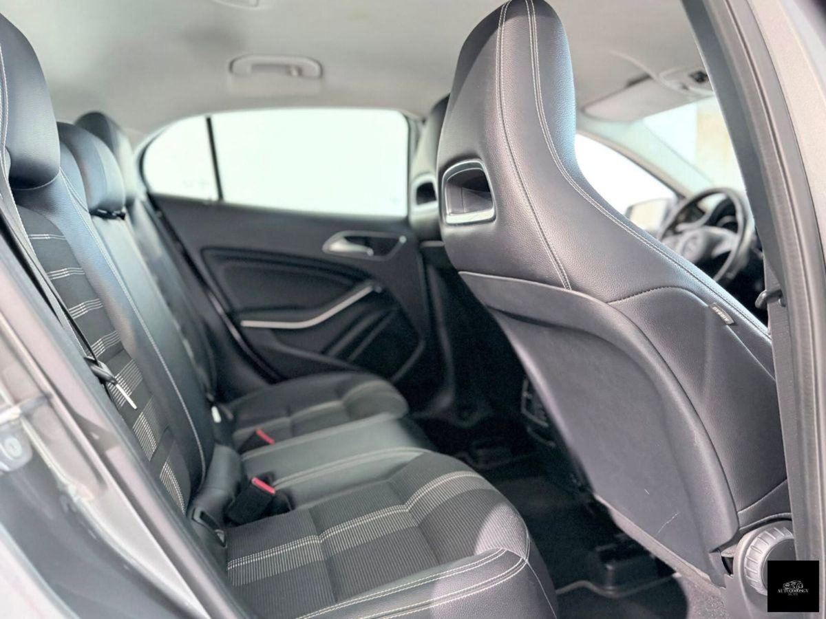 Mercedes-Benz GLA SUV 180 d Premium (13)
