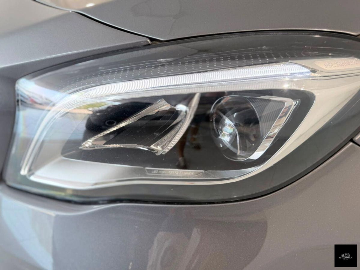 Mercedes-Benz GLA SUV 180 d Premium (5)