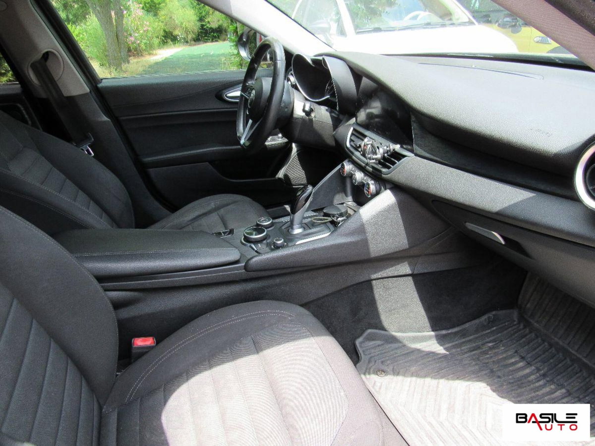 Alfa Romeo Giulia 2.2 Turbodiesel 136 CV AT8 Business (9)