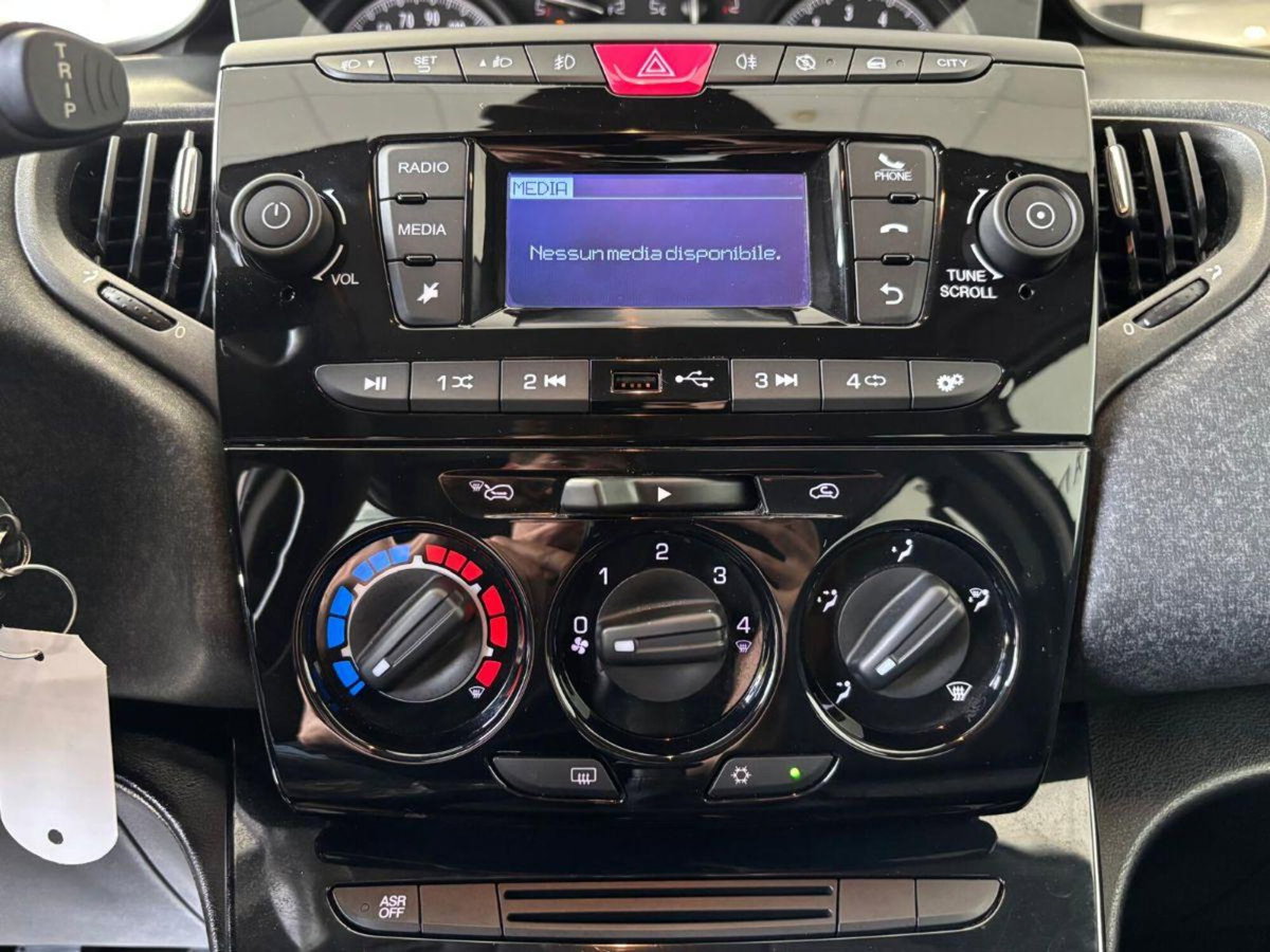Lancia Ypsilon 1.2 69 CV 5 porte Elefantino Blu (15)