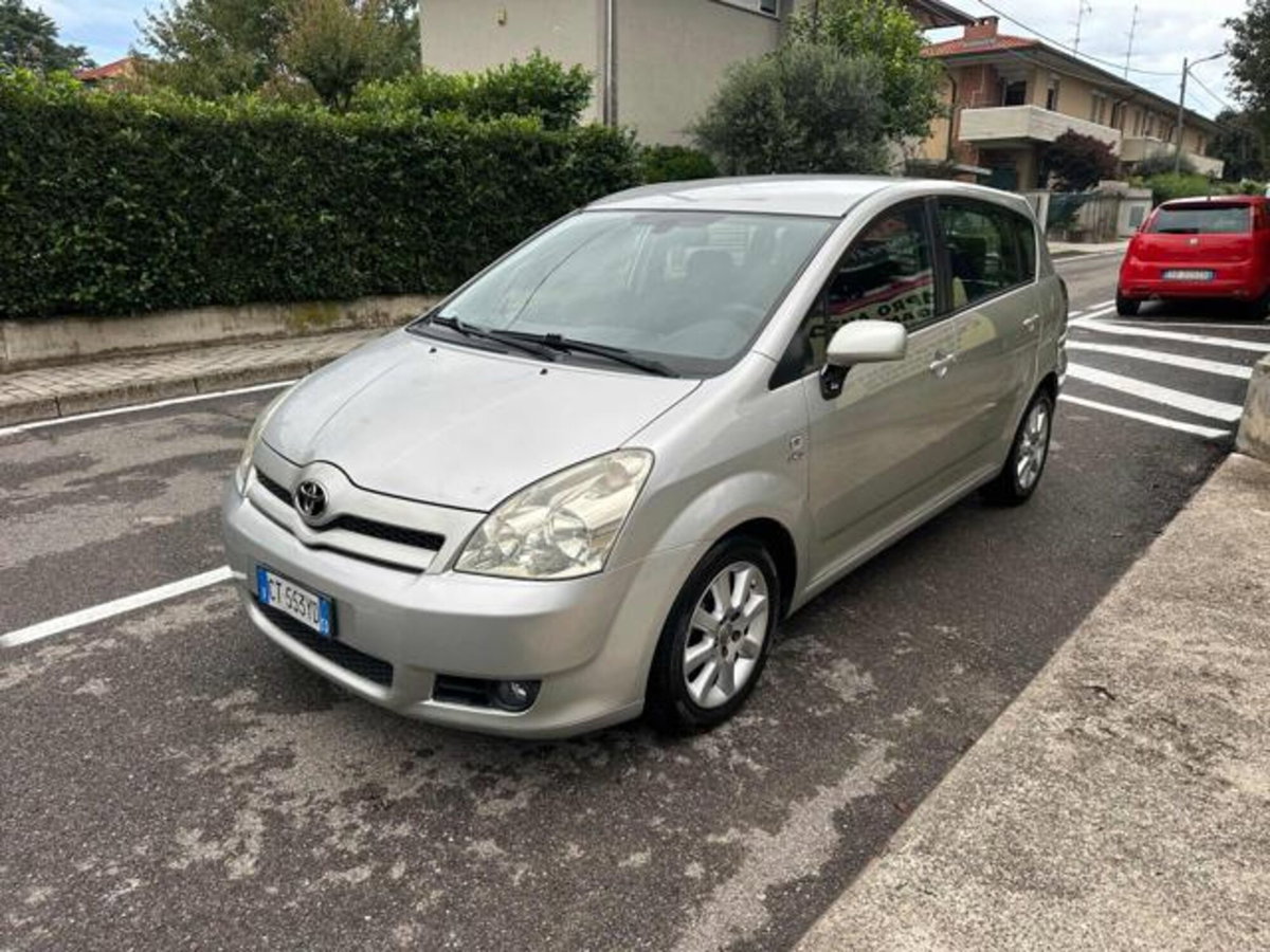 Toyota Corolla Verso 2.0 16V D-4D Sol (2)
