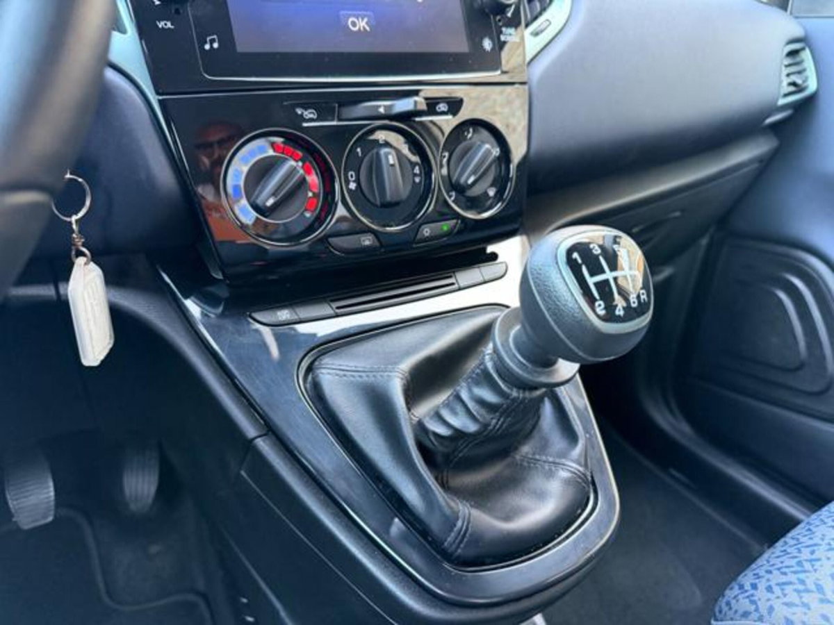 Lancia Ypsilon 1.0 FireFly 5 porte S&S Hybrid Gold Plus (18)