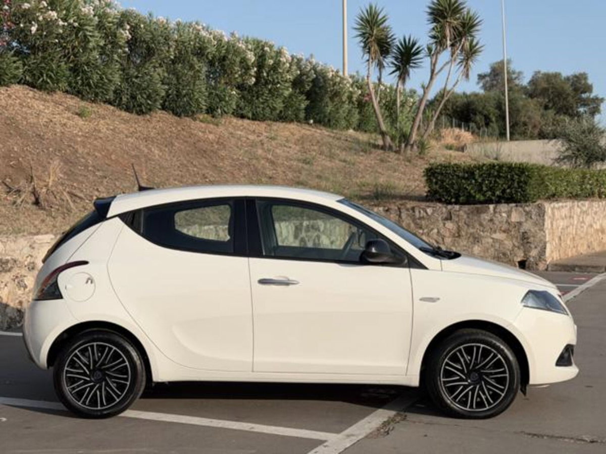 Lancia Ypsilon 1.0 FireFly 5 porte S&S Hybrid Gold Plus (5)