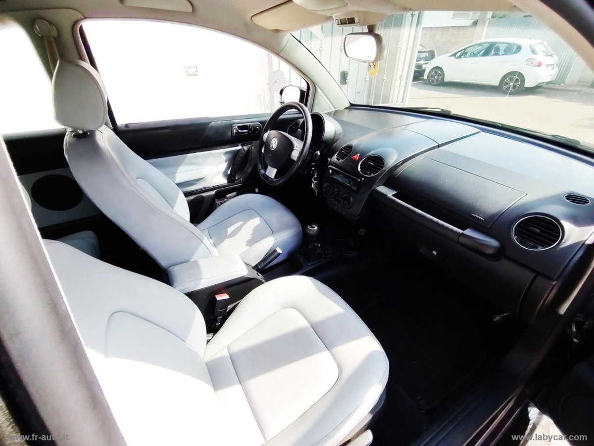 Volkswagen New Beetle TDI 105CV (10)