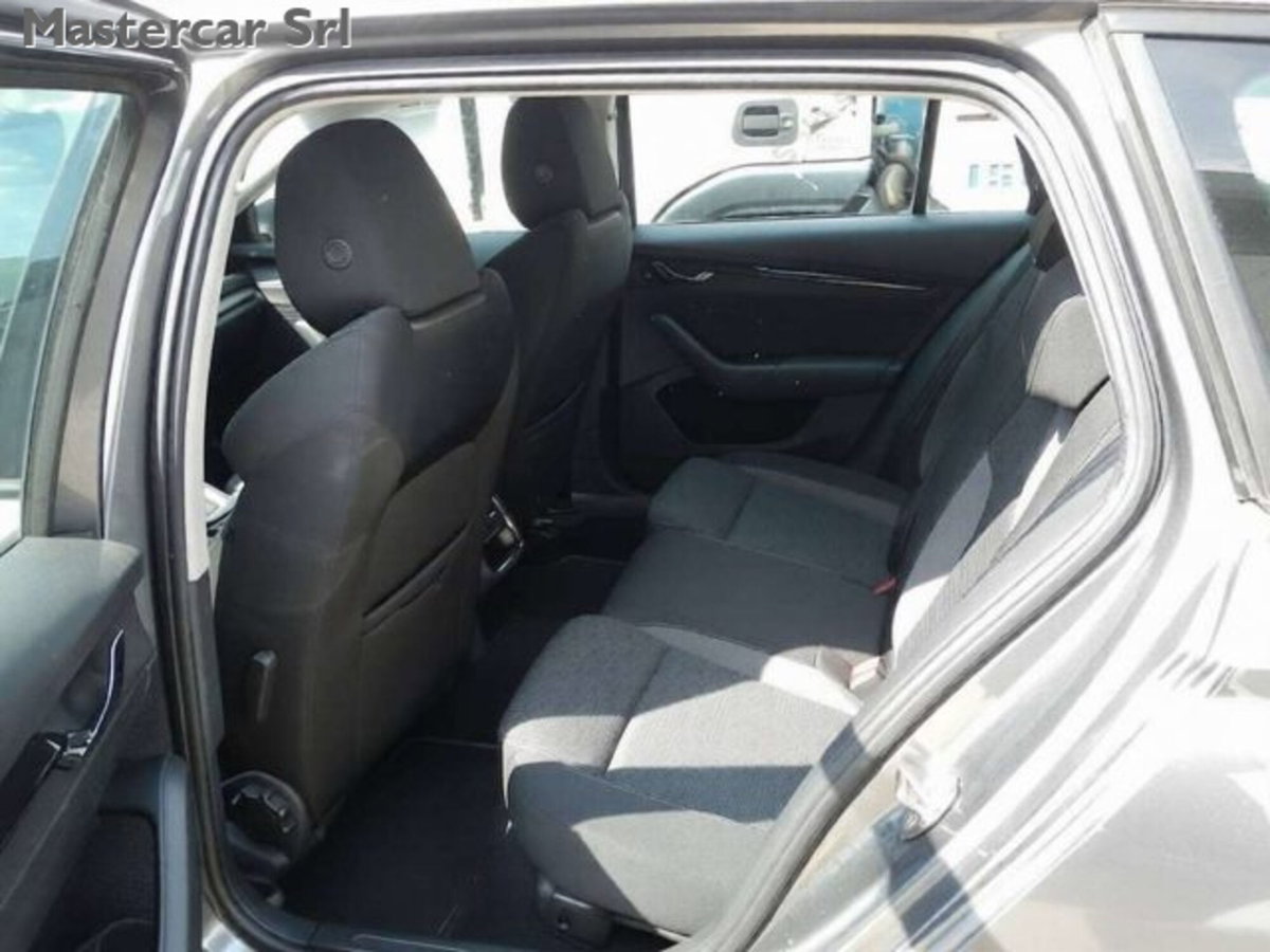 Skoda Octavia Station Wagon 2.0 TDI EVO SCR DSG Wagon Executive (6)