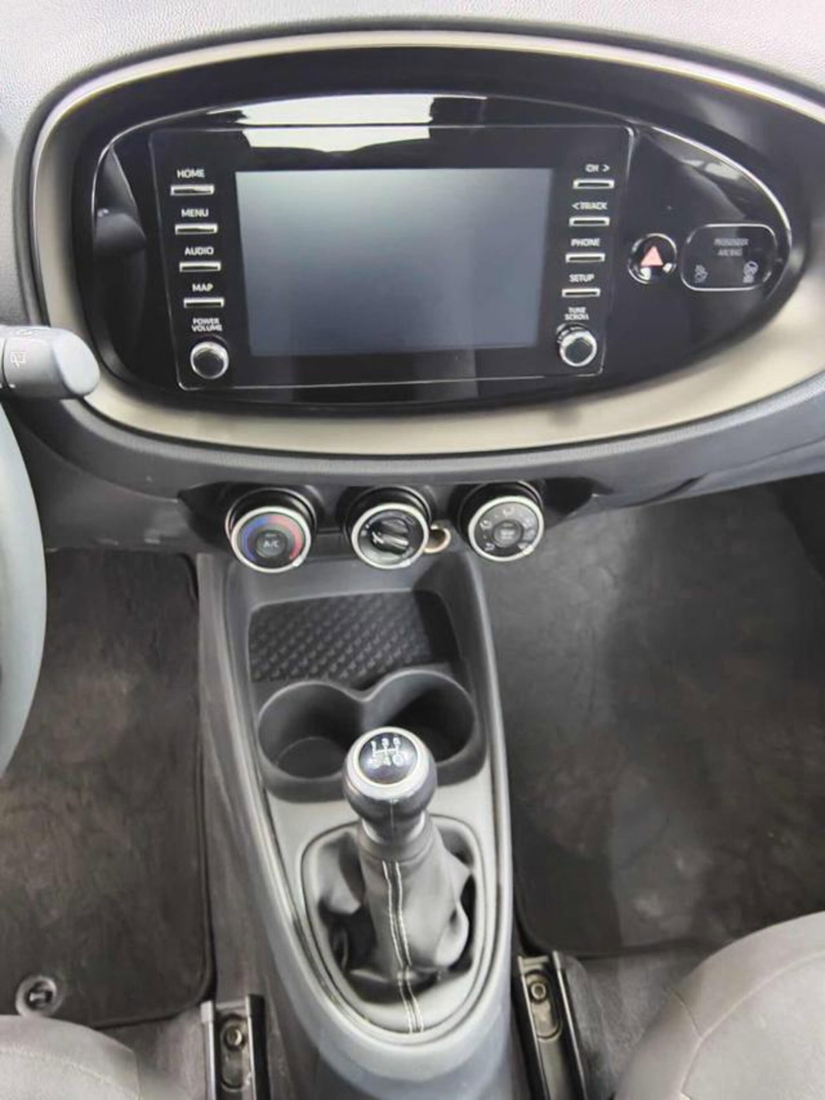 Toyota Aygo X 1.0 Lounge 72cv (5)