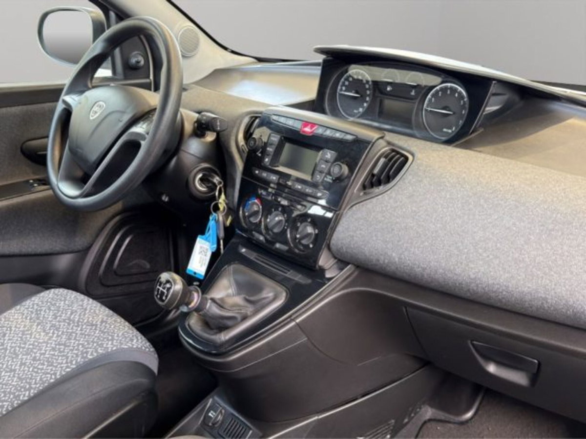 Lancia Ypsilon 1.2 69 CV Argento (10)