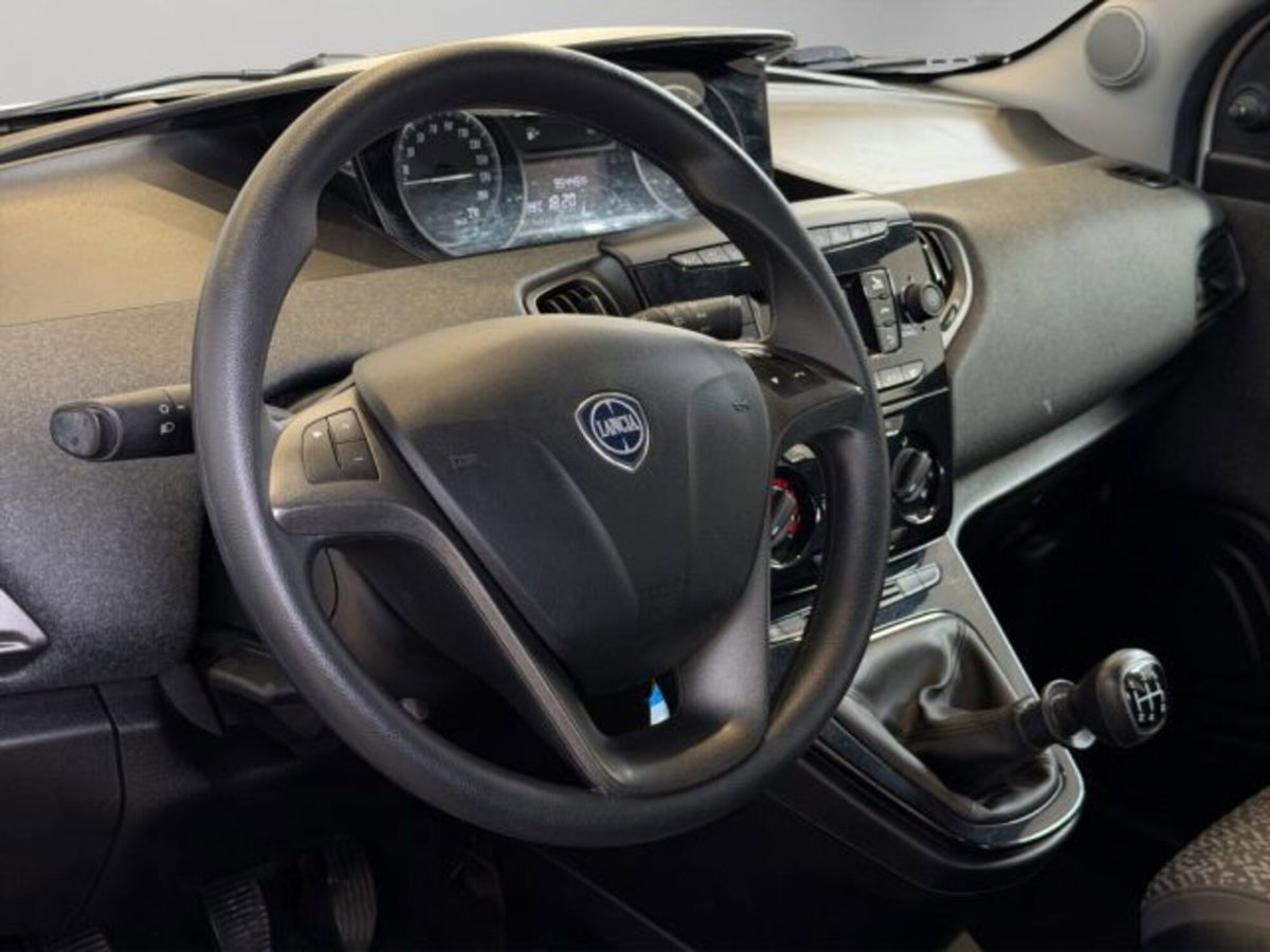 Lancia Ypsilon 1.2 69 CV Argento (11)