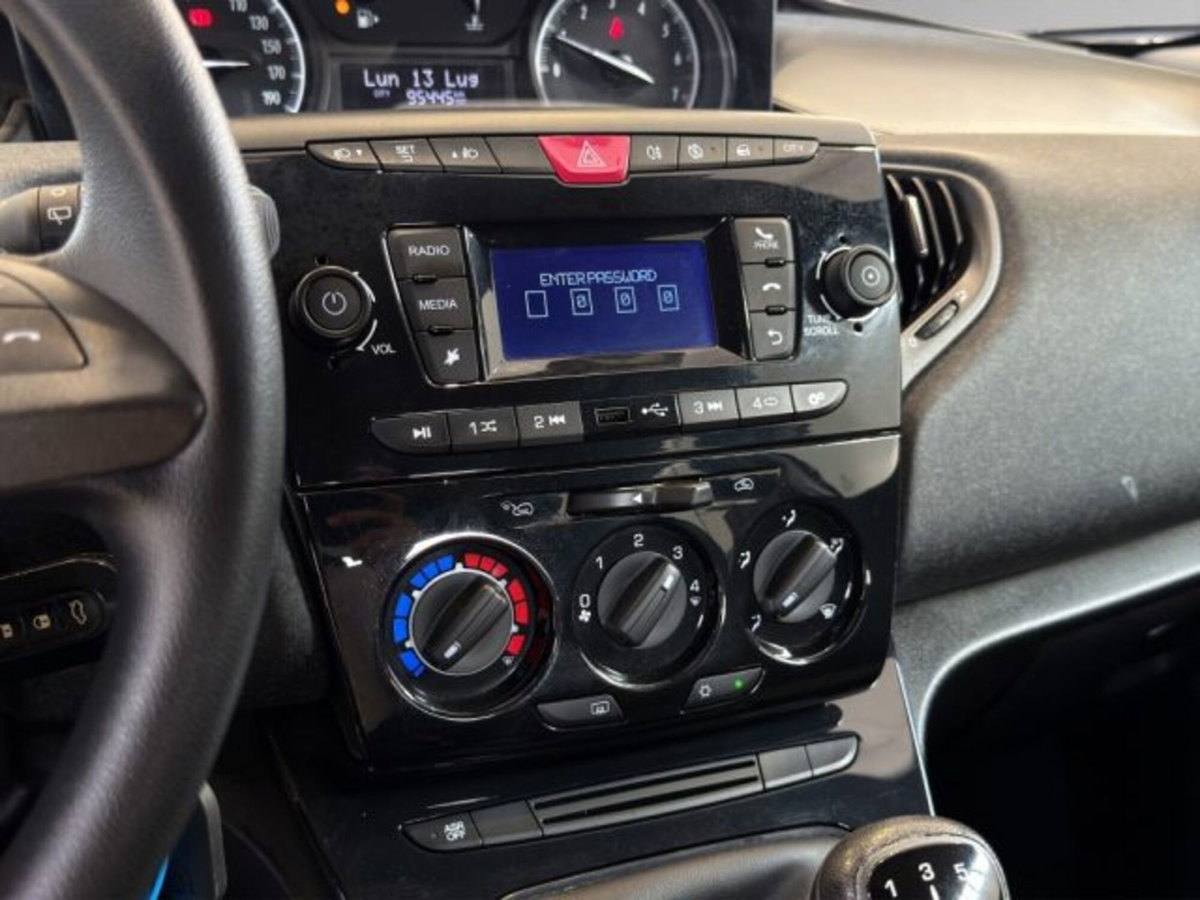 Lancia Ypsilon 1.2 69 CV Argento (13)