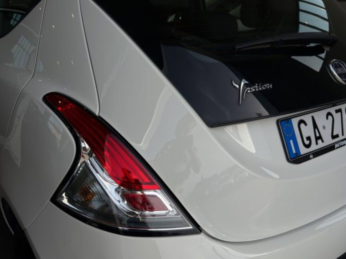 Lancia Ypsilon 1.2 69 CV Argento (16)