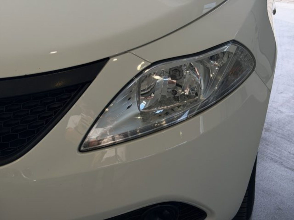 Lancia Ypsilon 1.2 69 CV Argento (17)