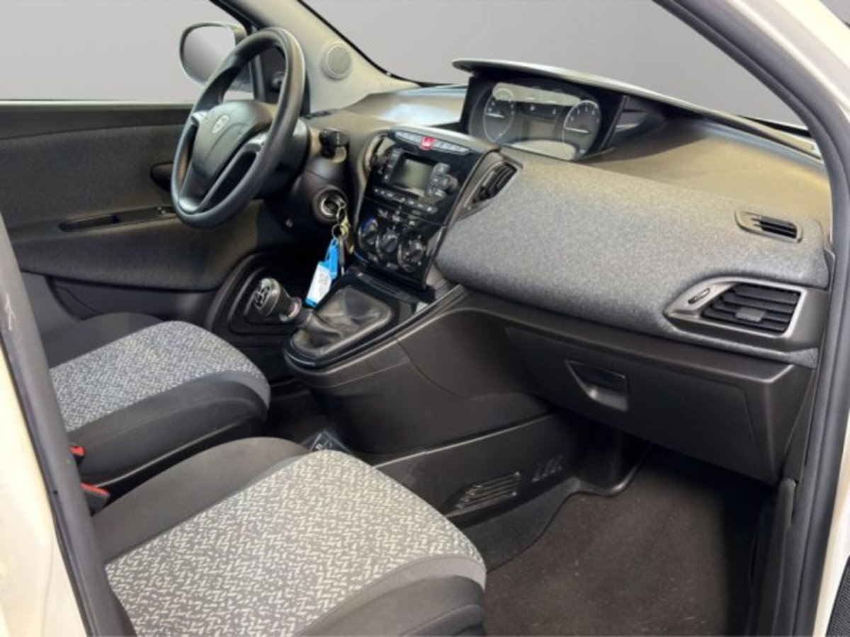 Lancia Ypsilon 1.2 69 CV Argento (9)