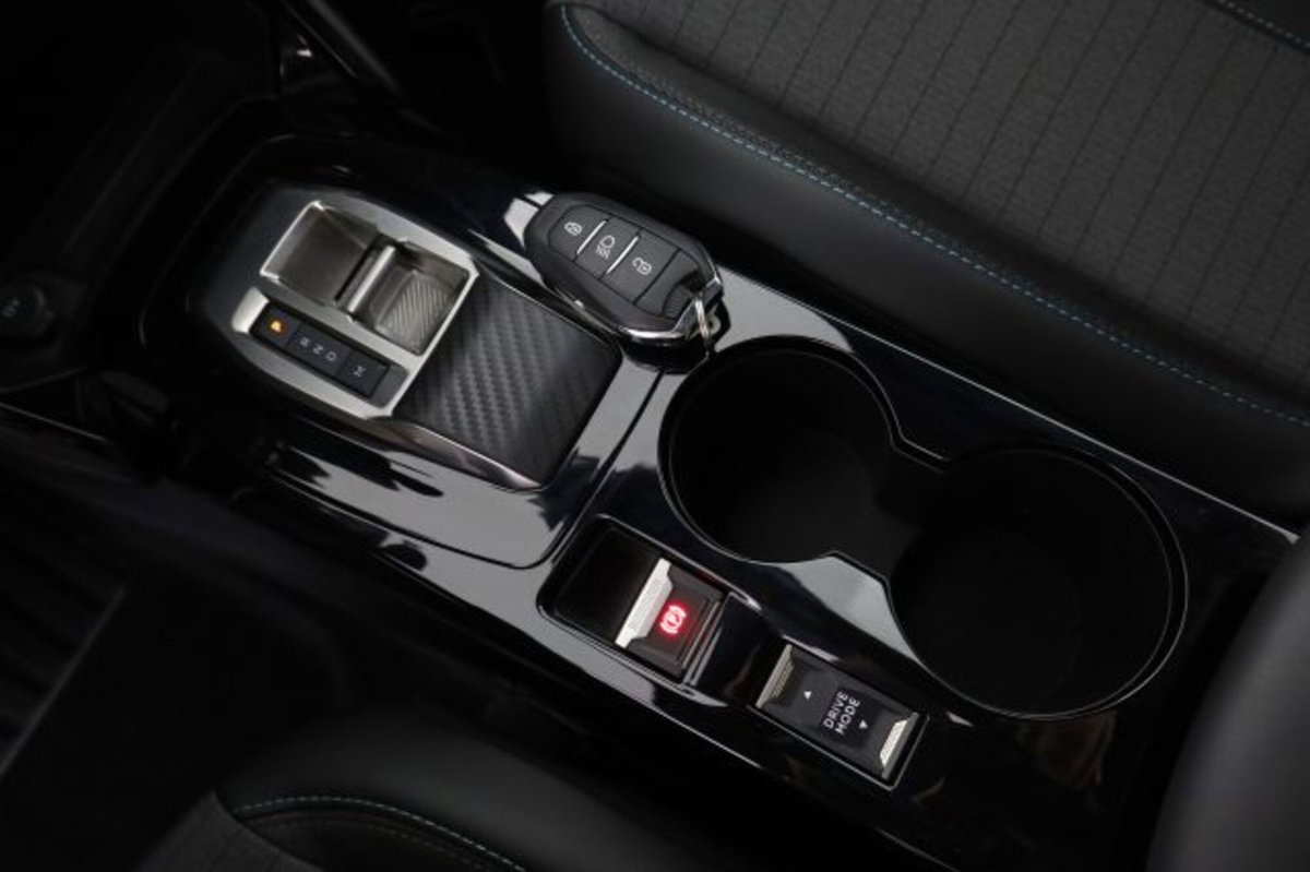 Peugeot 2008 BlueHDi 130 S&S EAT8 Allure Pack (12)