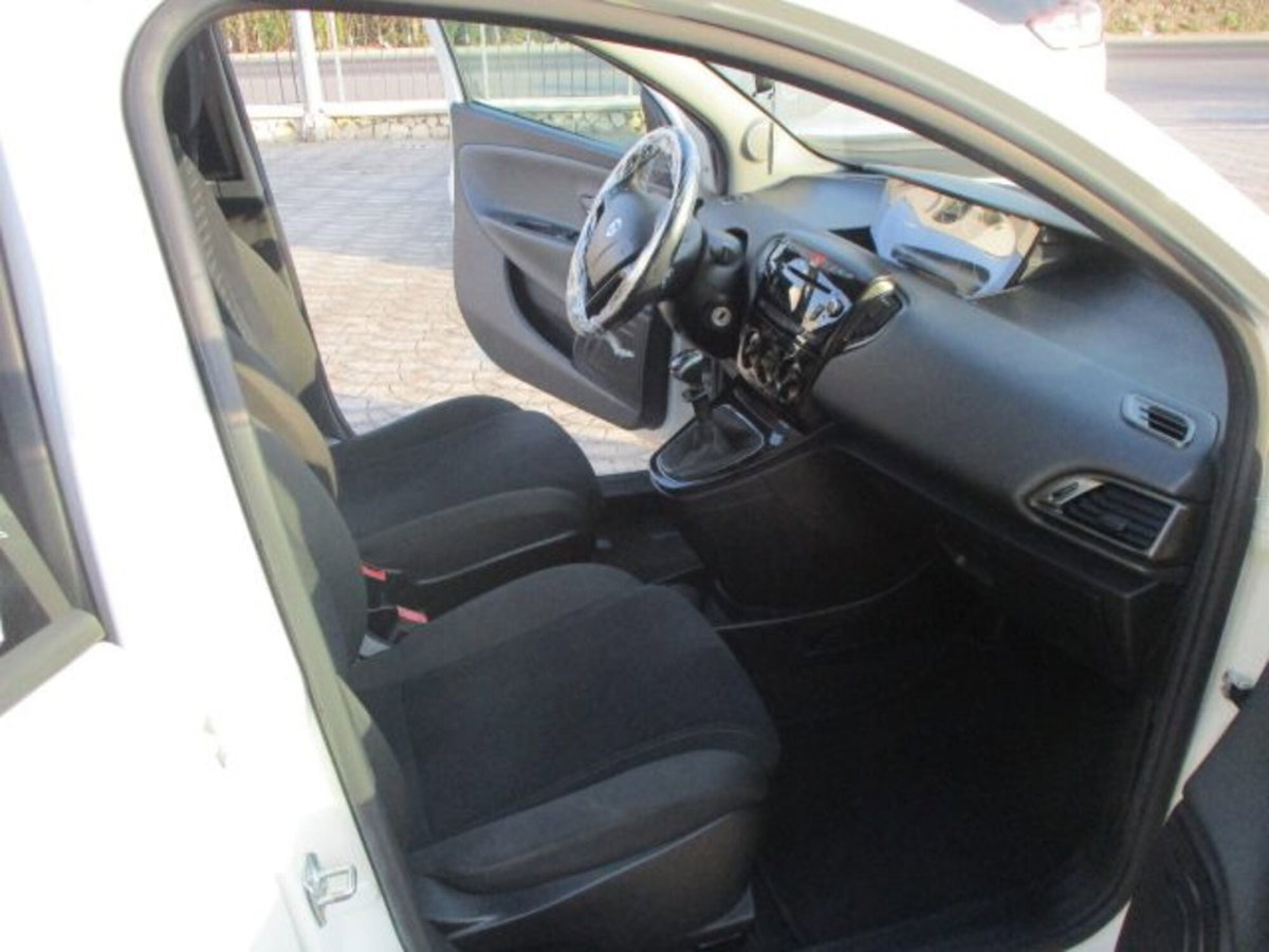 Lancia Ypsilon 0.9 TwinAir 85 CV 5 porte S&S DFN Platinum (6)
