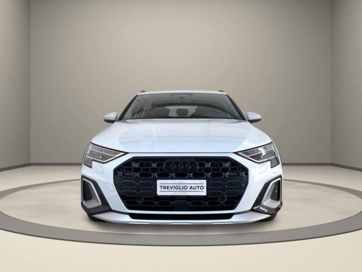 Audi A3 allstreet 2.0 tdi Identity Contrast 150cv s-tronic (2)