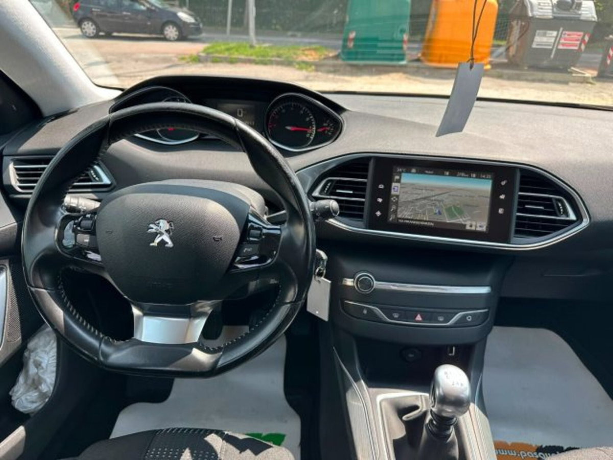 Peugeot 308 1.2 puretech t Allure s&s 130cv (4)