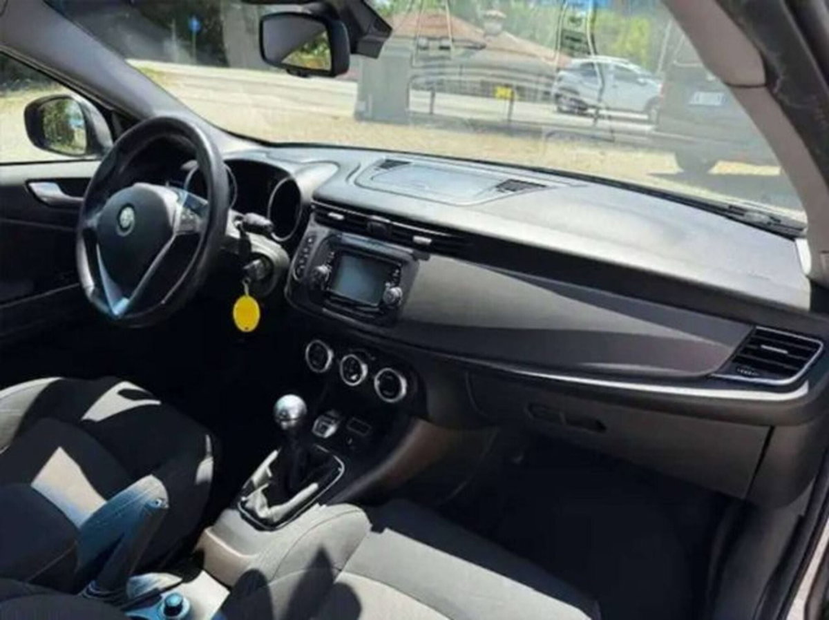 Alfa Romeo Giulietta 1.6 JTDm Distinctive 120cv (9)