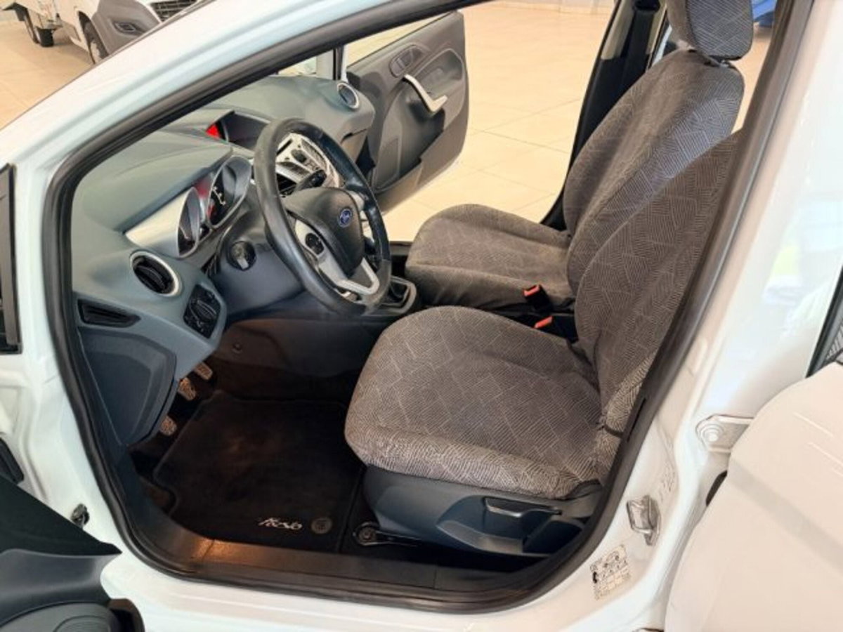 Ford Fiesta 1.4 TDCi 68CV 5 porte Titanium (9)