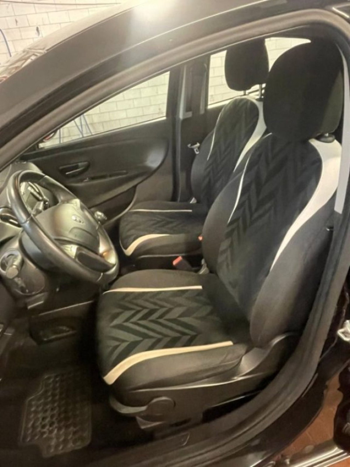 Lancia Ypsilon 1.2 69 CV 5 porte Gold (5)