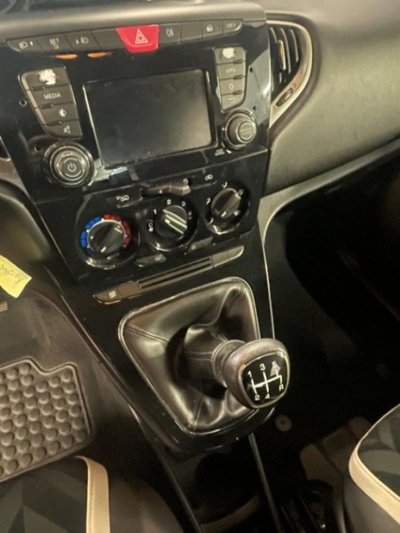 Lancia Ypsilon 1.2 69 CV 5 porte Gold (6)