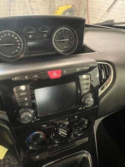Lancia Ypsilon 1.2 69 CV 5 porte Gold (7)