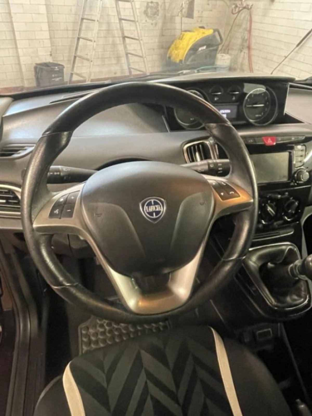 Lancia Ypsilon 1.2 69 CV 5 porte Gold (8)