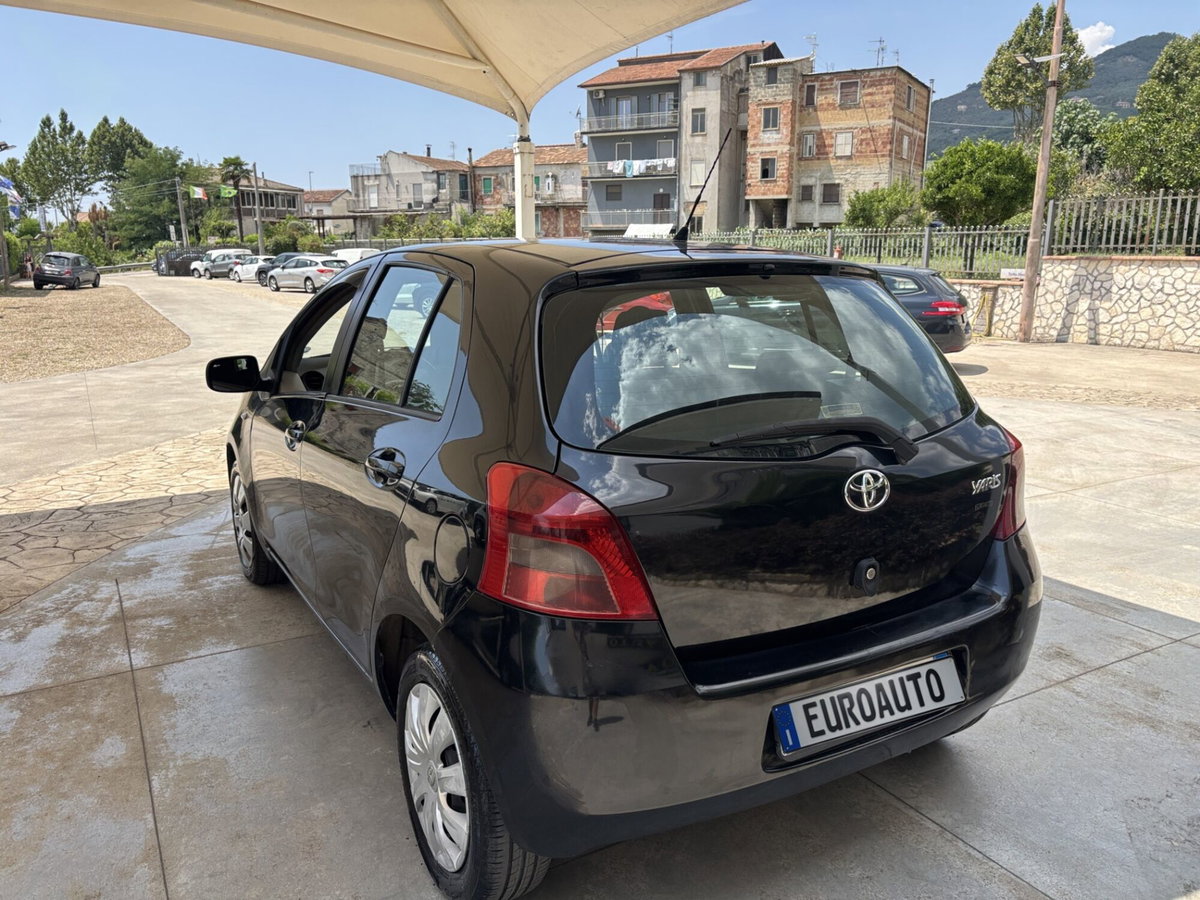 Toyota Yaris 1.D-4D 5 porte (4)
