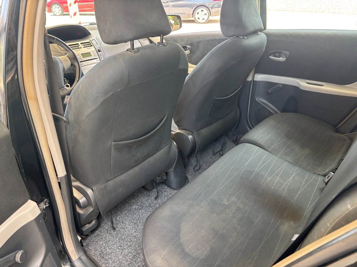 Toyota Yaris 1.D-4D 5 porte (7)
