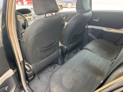 Toyota Yaris 1.D-4D 5 porte (7)