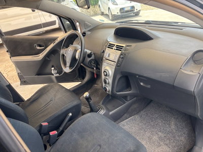 Toyota Yaris 1.D-4D 5 porte (8)