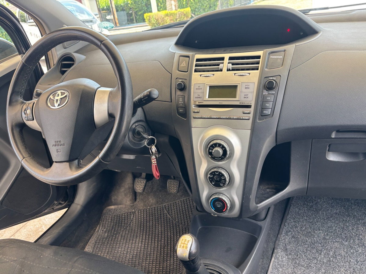 Toyota Yaris 1.D-4D 5 porte (9)