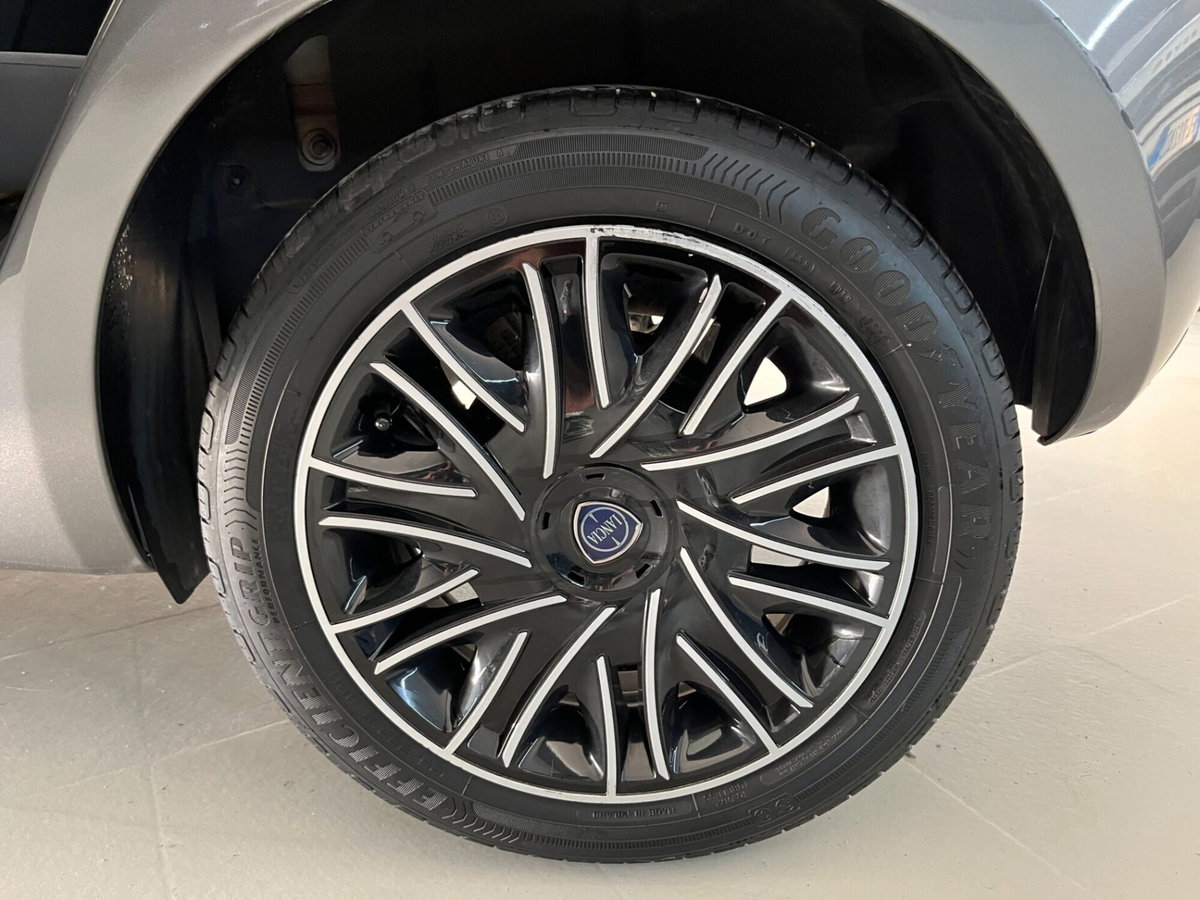 Lancia Ypsilon 1.0 FireFly 5 porte S&S Hybrid Alberta Ferretti (7)