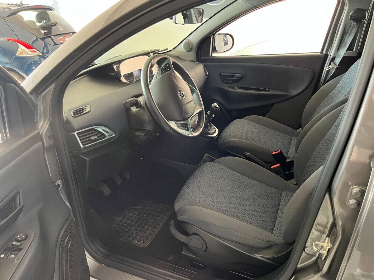 Lancia Ypsilon 1.0 FireFly 5 porte S&S Hybrid Alberta Ferretti (8)
