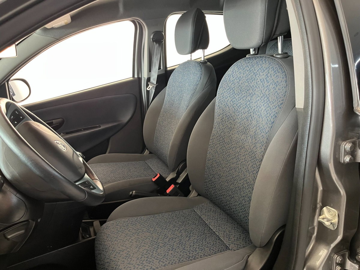 Lancia Ypsilon 1.0 FireFly 5 porte S&S Hybrid Alberta Ferretti (9)